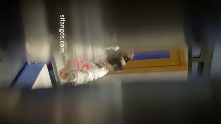 女子高生トイレ盗撮：流出映像 のスクリーンショット 4