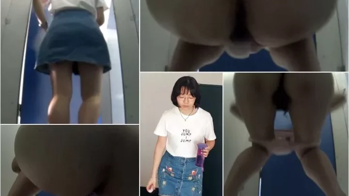 大学の洗面所で覗き見！休憩時間の女子大生の秘密