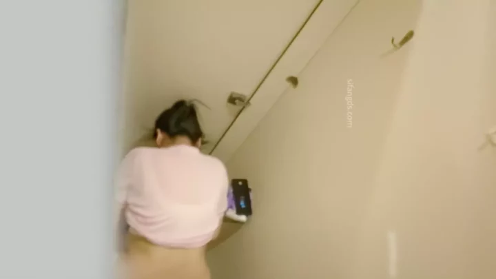 Screenshot 1 from 隠し撮り！ダンス美女の衝撃トイレ盗撮！