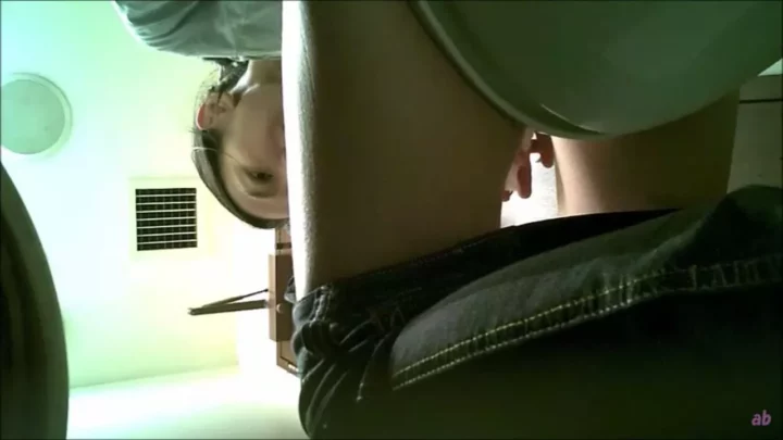 【トイレ盗撮8】覗き見の興奮！日常に潜む秘め事 のスクリーンショット 1
