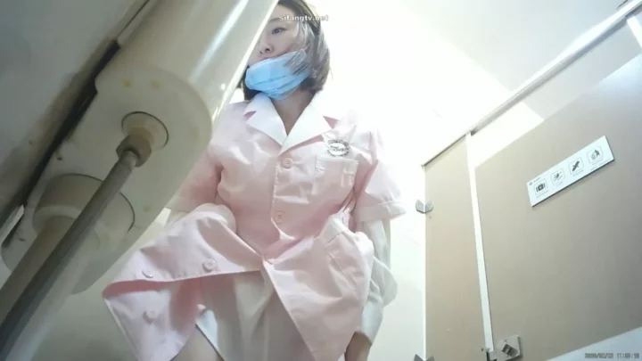 Screenshot 1 from 【衝撃】中国の公衆トイレ盗撮！まさかの密室で…