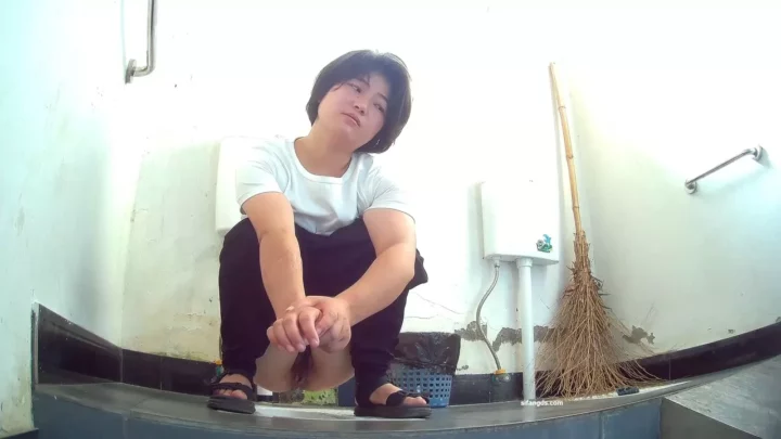 Screenshot 1 from 生理用品を忘れた彼女の焦り…盗撮カメラが捉えたトイレの緊迫