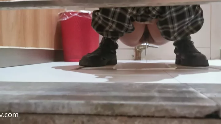 Screenshot 1 from 【4K】中国の公衆トイレで盗撮！美女のおしりを激写