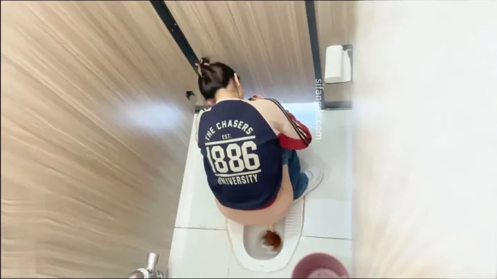 Screenshot 1 from 隠し撮り！生理中の女子大生の秘部に迫る高画質映像