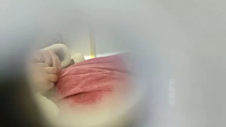 Screenshot 1 from 激震！流出トイレ盗撮映像：美少女の秘められた時間