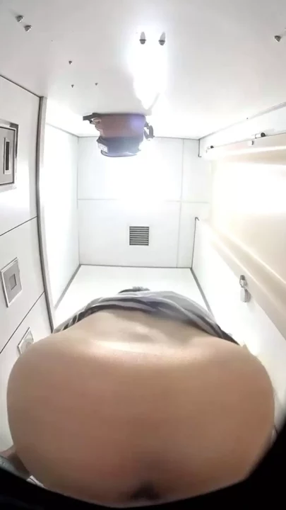 地下鉄トイレ盗撮！便器からはみ出る軟便噴射 のスクリーンショット 9