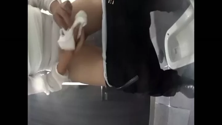 Screenshot 1 from VIPトイレ盗撮！まさかの“う〇こカスOB”に仰天！