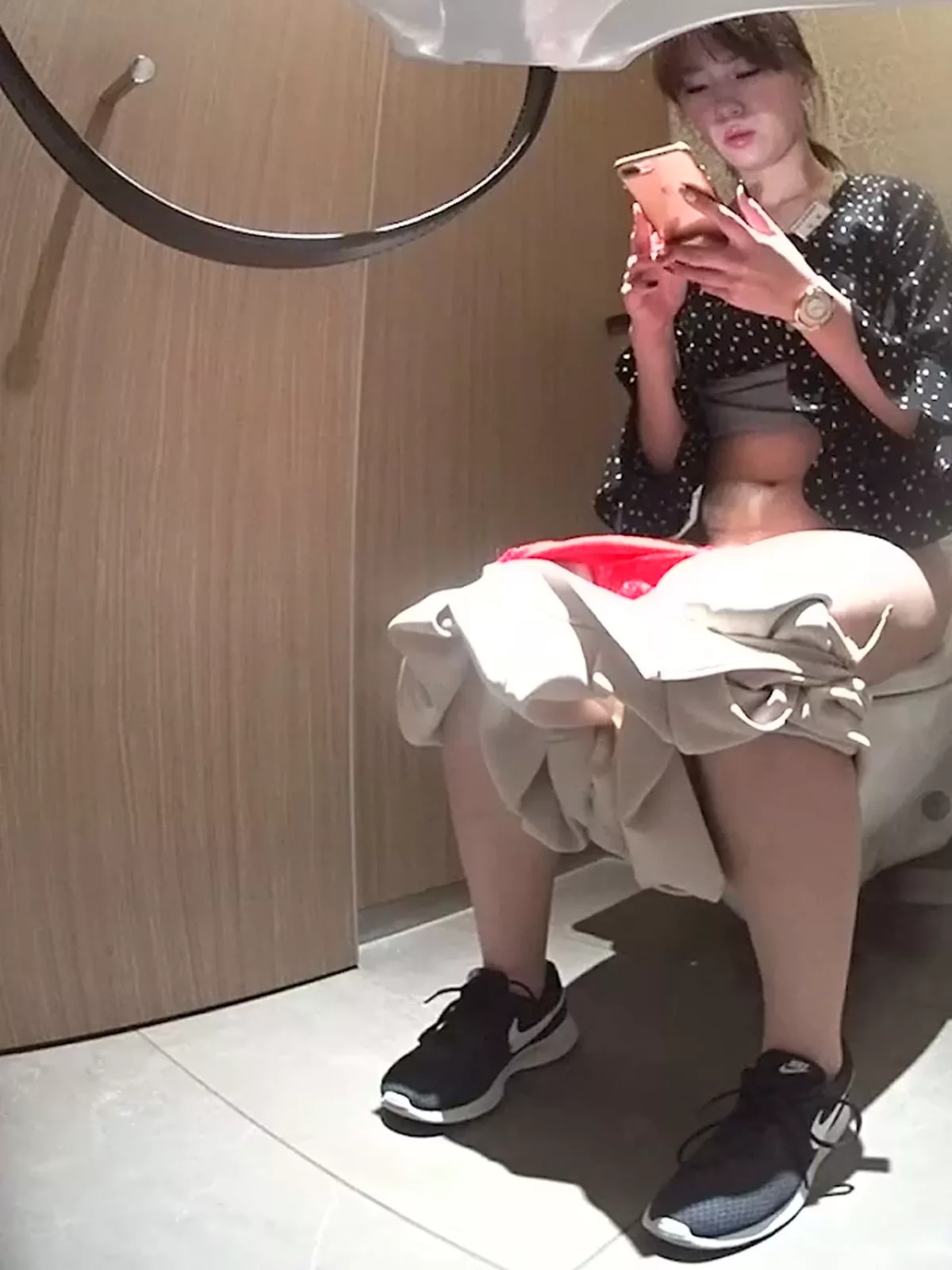 Screenshot 1 from 【未流出】密室の覗き見:洋式トイレの美女