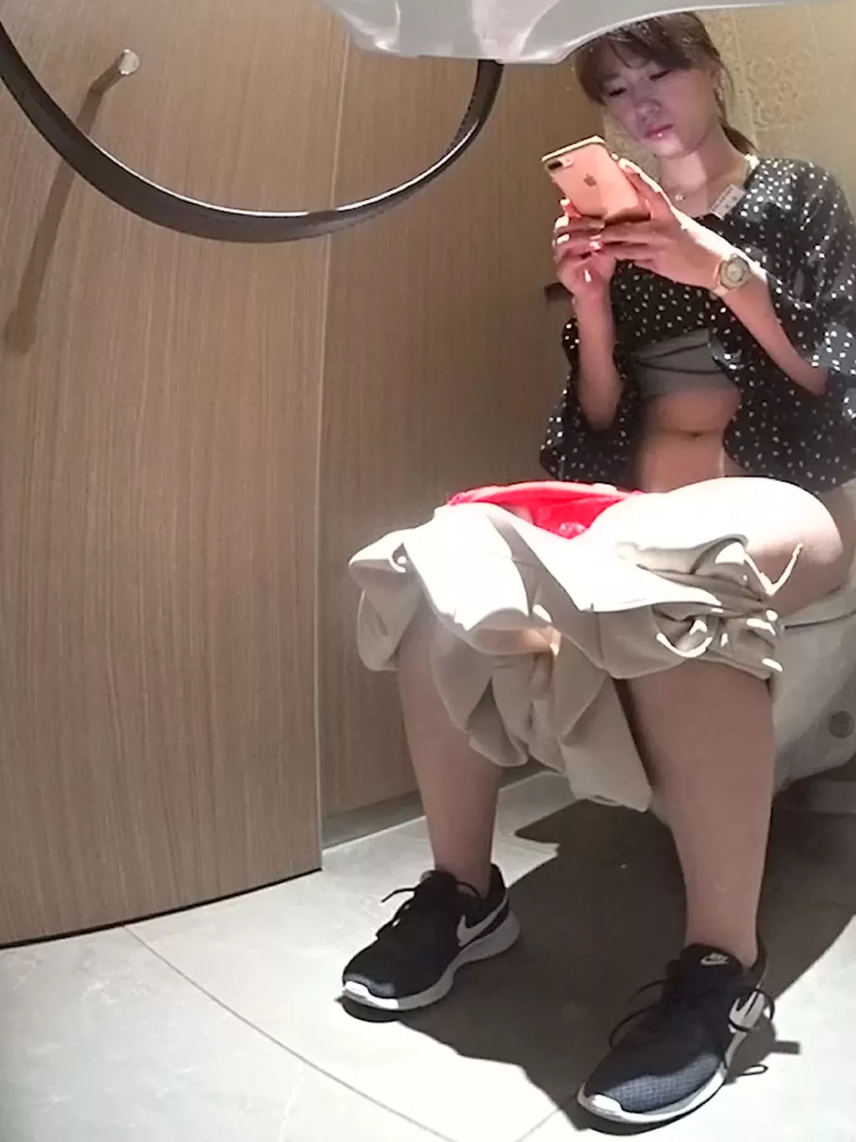 Screenshot 2 from 【未流出】密室の覗き見:洋式トイレの美女