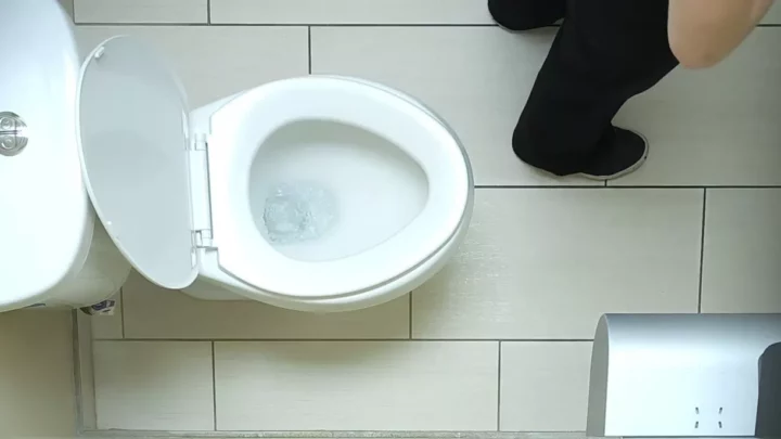 大胆不敵な看護師、まさかの公衆トイレで…！ のスクリーンショット 2