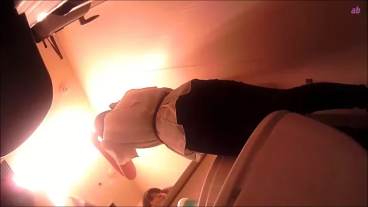 【トイレ盗撮8】覗き見の興奮！日常に潜む秘め事 のスクリーンショット 2