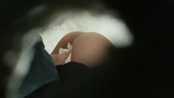Screenshot 2 from 女子トイレ盗撮！放尿する美大学生の決定的瞬間