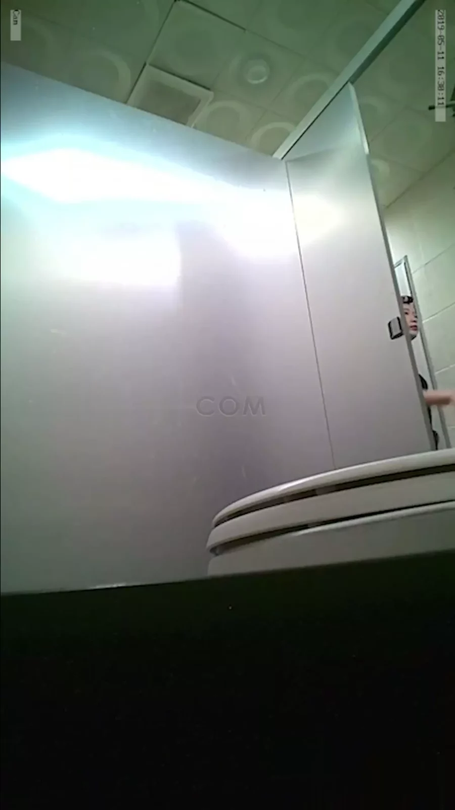 Screenshot 2 from 【盗撮】中国トイレの隠しカメラ映像!美人OLがターゲット