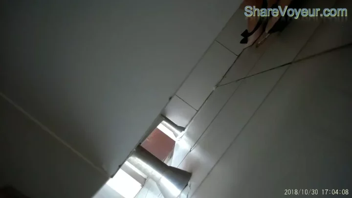 Screenshot 2 from 欲望を覗き見…中国人女性のトイレ盗撮10連発!