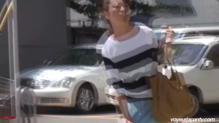 Screenshot 2 from 水玉模様のスカートが濡れていく…覗き見される放尿体験