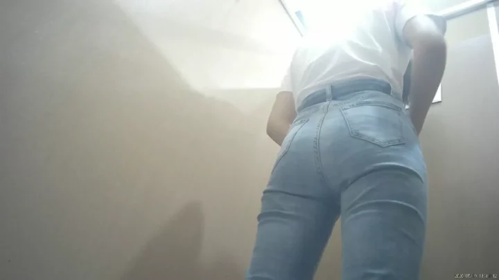 Screenshot 2 from 中国の公衆トイレで盗撮!美尻美女の無防備な瞬間