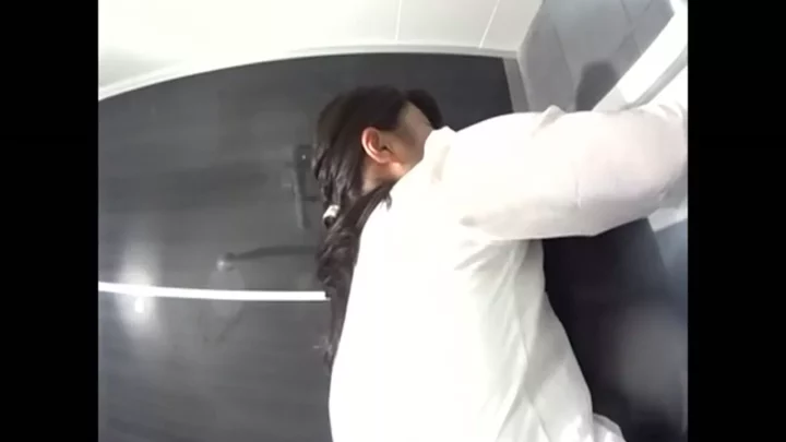 Screenshot 2 from VIPトイレ盗撮！まさかの“う〇こカスOB”に仰天！