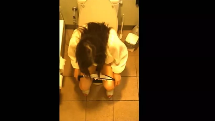 Screenshot 6 from VIPトイレ盗撮！まさかの“う〇こカスOB”に仰天！