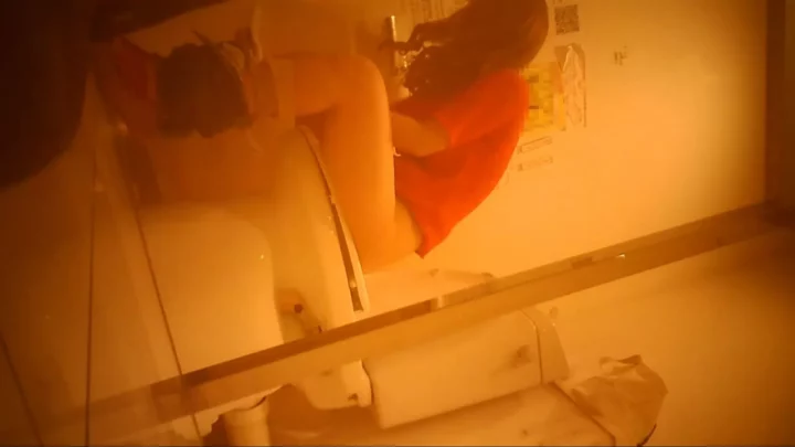Screenshot 10 from VIPトイレ盗撮！まさかの“う〇こカスOB”に仰天！