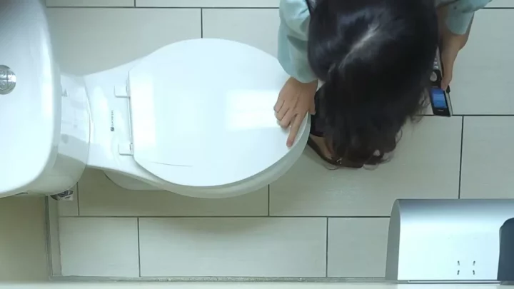 大胆不敵な看護師、まさかの公衆トイレで…！ のスクリーンショット 3