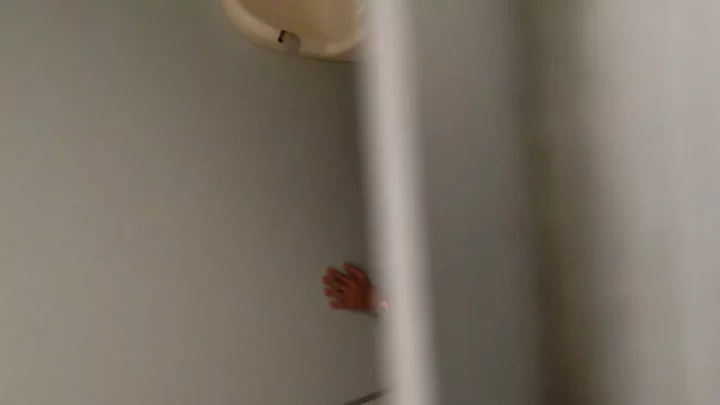【トイレ盗撮 to1_5】個室で繰り広げられる密かな行為を激写! のスクリーンショット 3