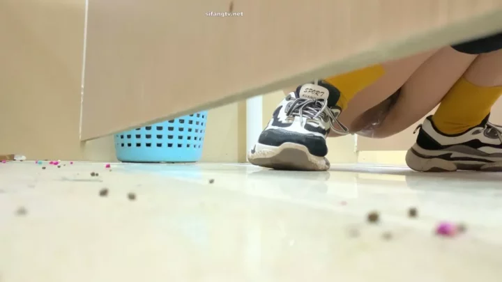 Screenshot 3 from 【衝撃】中国の公衆トイレ盗撮！まさかの密室で…