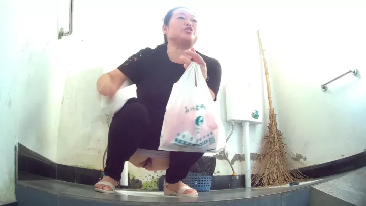 Screenshot 3 from 生理用品を忘れた彼女の焦り…盗撮カメラが捉えたトイレの緊迫