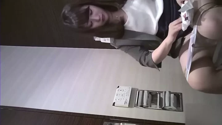Screenshot 3 from 立入禁止の先にあった秘密…隠し撮りが暴く女性の素顔