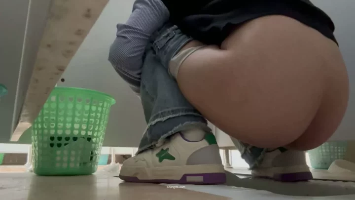 Screenshot 7 from 潜入！盗撮！美人ダンサーたちの秘密のトイレタイム