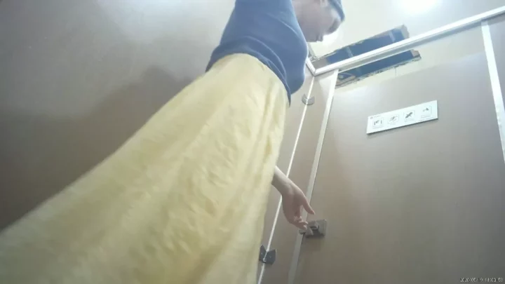 Screenshot 3 from 中国の公衆トイレで盗撮!美尻美女の無防備な瞬間