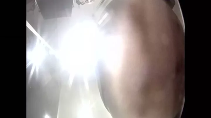 Screenshot 3 from VIPトイレ盗撮！まさかの“う〇こカスOB”に仰天！