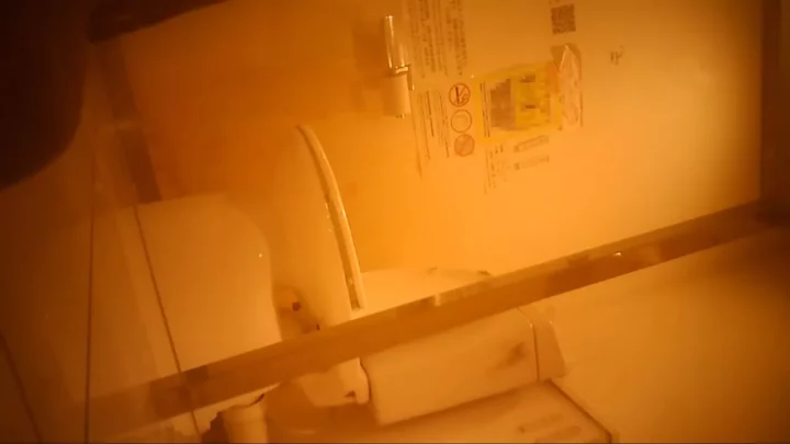 Screenshot 11 from VIPトイレ盗撮！まさかの“う〇こカスOB”に仰天！