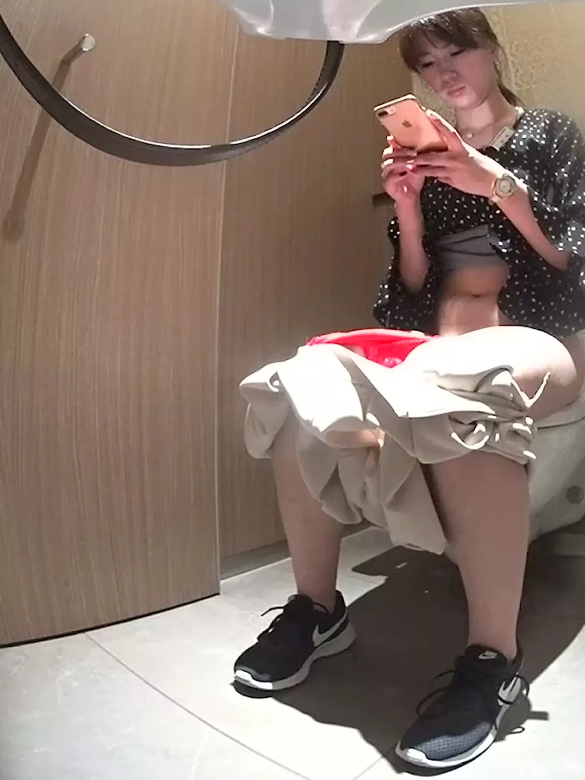 Screenshot 3 from 【未流出】密室の覗き見:洋式トイレの美女