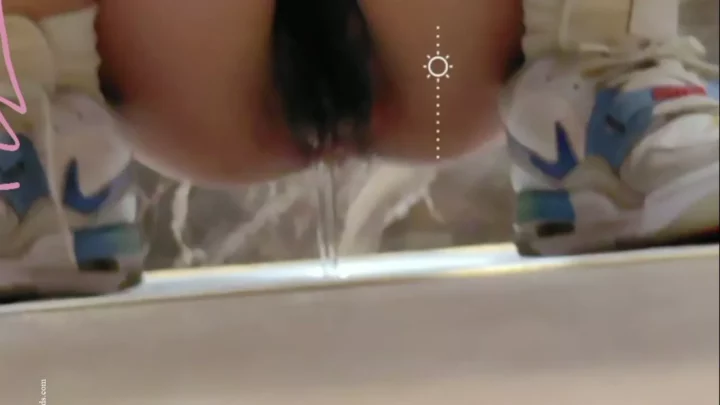 ホテル女子トイレ盗撮！流出カメラが捉えた美尻の秘め事 のスクリーンショット 4