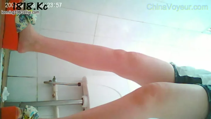 衝撃！中国の隠し撮り映像集 – トイレの密室で蠢く女たち のスクリーンショット 4