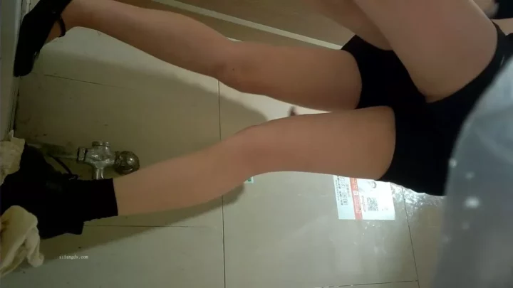 Screenshot 4 from 【流出】高画質！バーの女子トイレで密会レズ行為