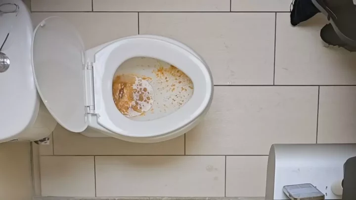 大胆不敵な看護師、まさかの公衆トイレで…！ のスクリーンショット 4