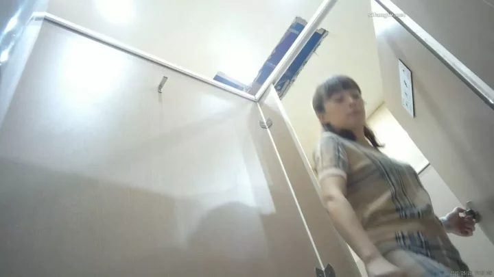Screenshot 4 from 【衝撃】中国の公衆トイレ盗撮！まさかの密室で…