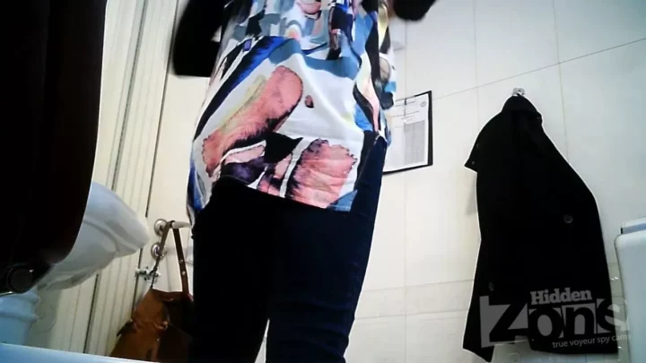 Screenshot 4 from 【隠し撮り】トイレの個室で欲望が溢れ出す瞬間