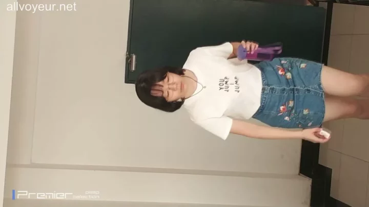Screenshot 4 from 大学の洗面所で覗き見！休憩時間の女子大生の秘密