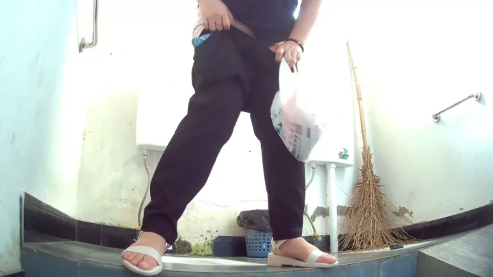 Screenshot 4 from 生理用品を忘れた彼女の焦り…盗撮カメラが捉えたトイレの緊迫
