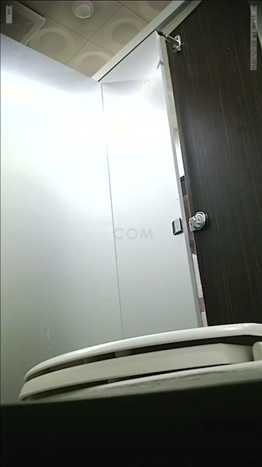 Screenshot 4 from 【盗撮】中国トイレの隠しカメラ映像!美人OLがターゲット