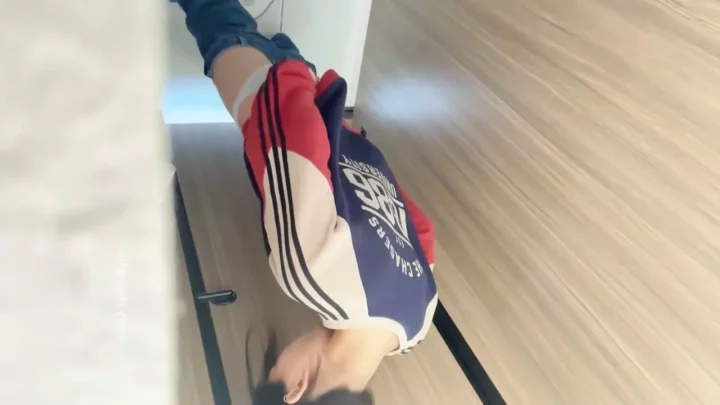 Screenshot 4 from 隠し撮り！生理中の女子大生の秘部に迫る高画質映像