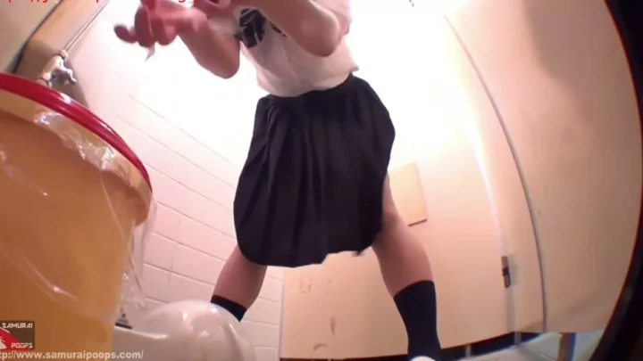 Screenshot 4 from 制服美少女の禁断排泄！トイレでの特別な瞬間