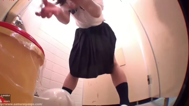 Screenshot 8 from 制服美少女の禁断排泄！トイレでの特別な瞬間
