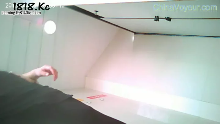 Screenshot 4 from 【中国盗撮】トイレの個室で欲望丸出しの女性たち