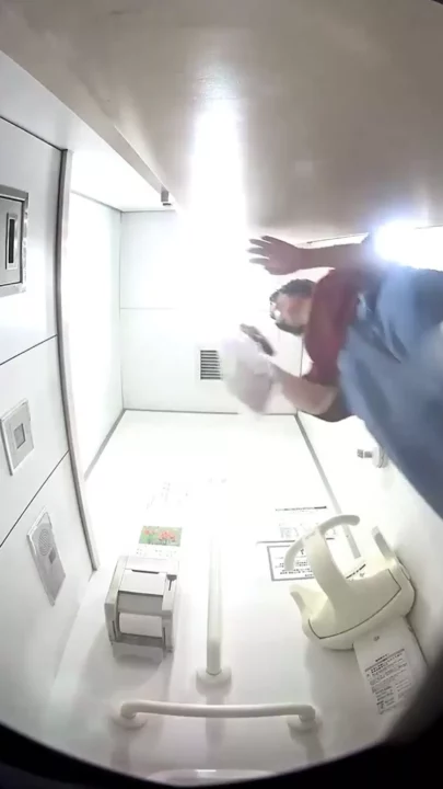 地下鉄トイレ盗撮！便器からはみ出る軟便噴射 のスクリーンショット 12