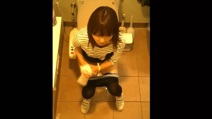 Screenshot 8 from VIPトイレ盗撮！まさかの“う〇こカスOB”に仰天！