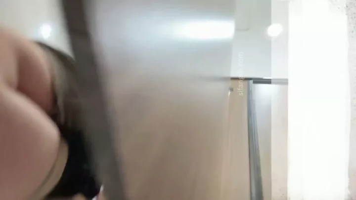 Screenshot 4 from 隠し撮り！オフィス女子トイレの清掃員は凄腕カメラマン