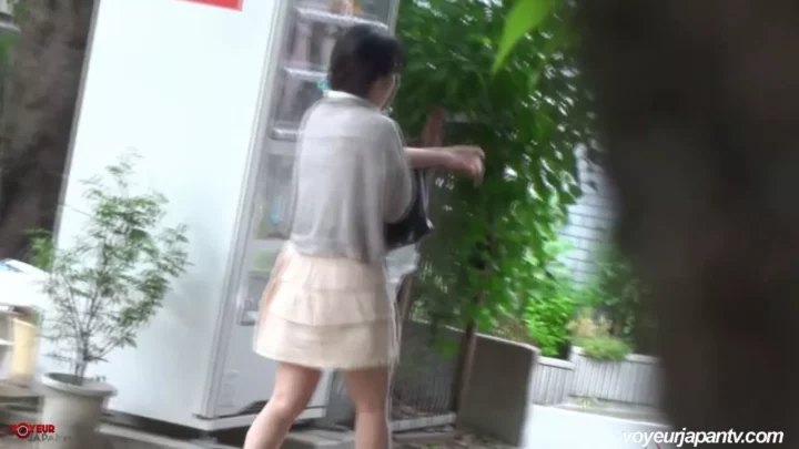 覗き見の興奮！フリルをまとった美女の放尿 のスクリーンショット 1